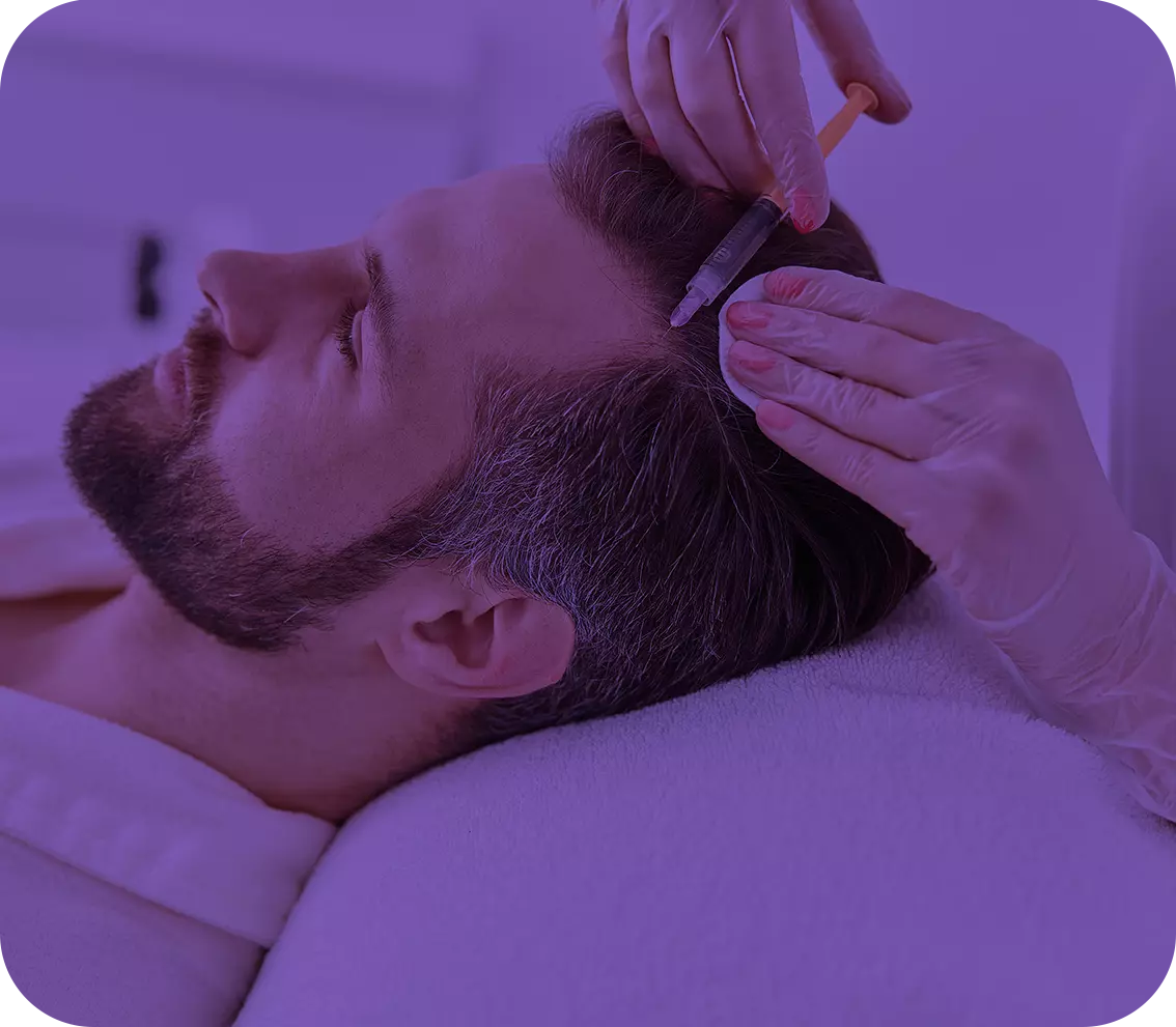close-up-faz-injecoes-de-mesoterapia-em-um-jovem-tratamento-do-sexo-masculino-por-esteticista-para-estreitamento-e-suavizacao-de-rugas-na-pele-do-rosto-