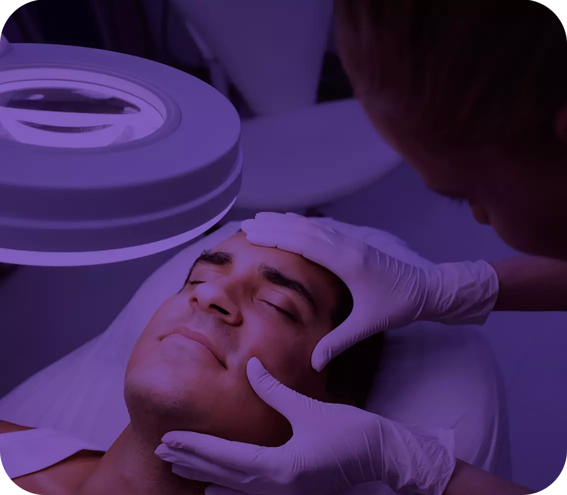 doutor-examinando-o-rosto-do-homem-para-tratamento-cosmetico-