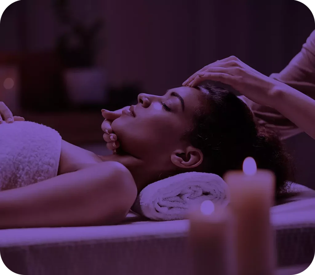 _mulher-desfrutando-de-massagem-de-rosto-no-salao-spa