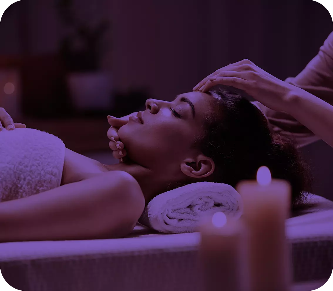 _mulher-desfrutando-de-massagem-de-rosto-no-salao-spa